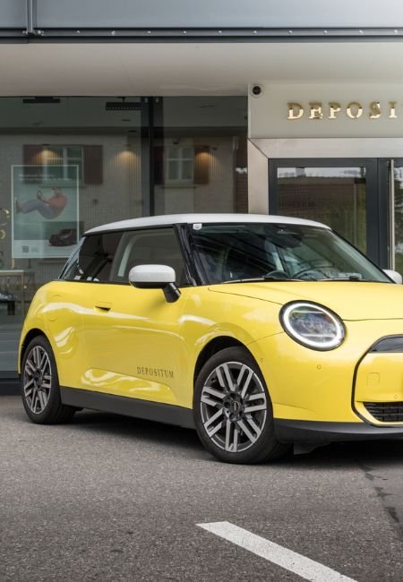 Gelber MINI vor dem Depositum Standort zur Fahrzeugbeleihung