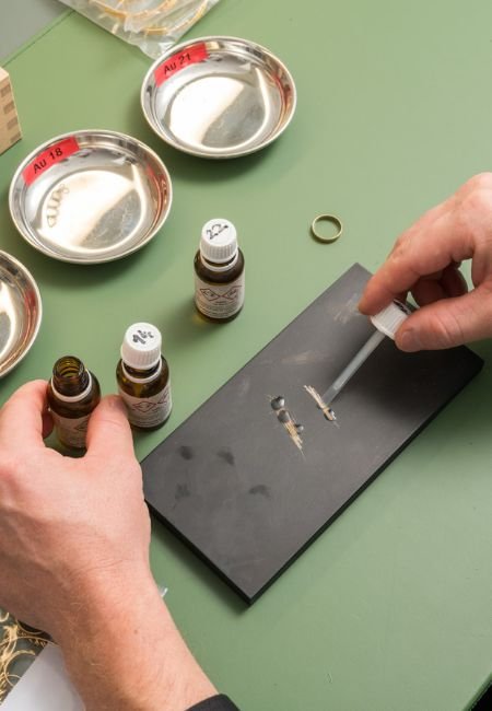 Fachkundige Prüfung von Goldschmuck bei Depositum in Bregenz