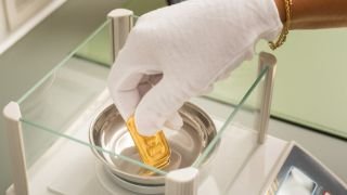 Goldbarren bei der professionellen Prüfung für einen Goldpfandkredit in Bregenz