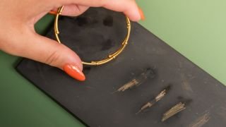 Goldarmreif bei der Bewertung für einen Schmuck-Pfandkredit in Bregenz